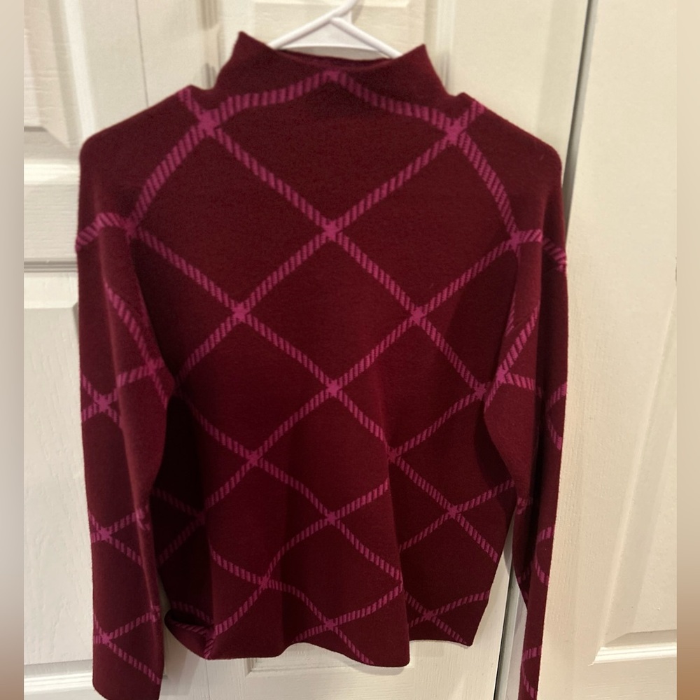 Tahari maroon and raspberry pink sweater 🩷❤️